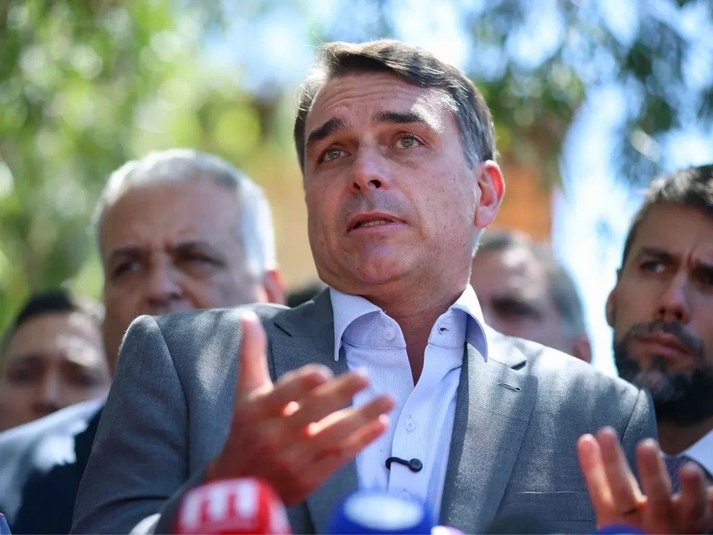 Flávio tem apoio de Trump, mas sofre ameaça de deportação